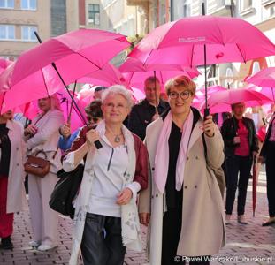 Uczestniczki Różowego Marszu w Zielonej Górze. Z prawej marszałek Elżbieta Anna Polak 