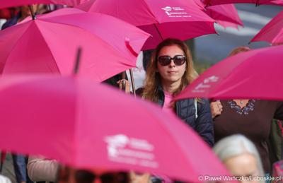Uczestniczka Różowego Marszu w Zielonej Górze