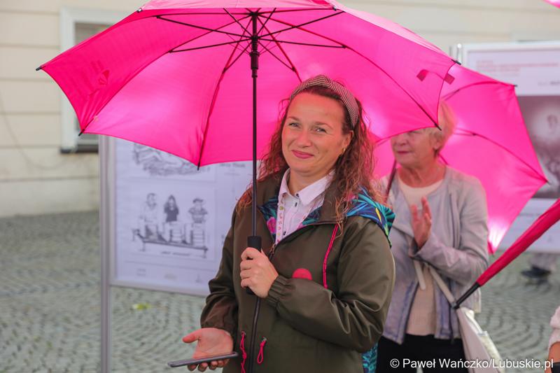 Uczestniczka Różowego Marszu w Zielonej Górze