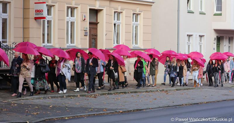 Uczestnicy Różowego Marszu w Zielonej Górze