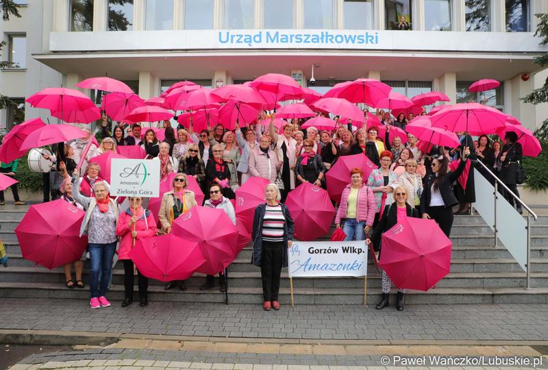 Uczestnicy Różowego Marszu przed Urzędem Marszałkowskiej Województwa Lubuskiego w Zielonej Górze