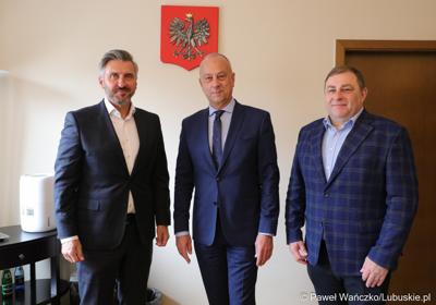 Marszałek Marcin Jabłoński (w środku), Poseł na Sejm RP Waldemar Sługocki (z lewej) oraz Członek Zarządu Grzegorz Potęga