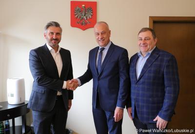 Marszałek Marcin Jabłoński (w środku), Poseł na Sejm RP Waldemar Sługocki (z lewej) oraz Członek Zarządu Grzegorz Potęga
