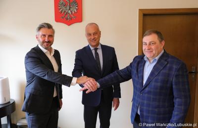 Marszałek Marcin Jabłoński (w środku), Poseł na Sejm RP Waldemar Sługocki (z lewej) oraz Członek Zarządu Grzegorz Potęga
