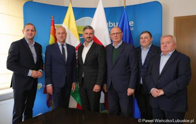 Pierwsze spotkanie Zarządu Województwa Lubuskiego po wyborach. Od lewej: Wicemarszałek Łukasz Porycki, Marszałek Marcin Jabłoński, Poseł na Sejm RP Waldemar Sługocki, Wicemarszałek Stanisław Tomczyszyn oraz Członkowie Zarządu Grzegorz Potęga i Tadeusz Jędrzejczak.