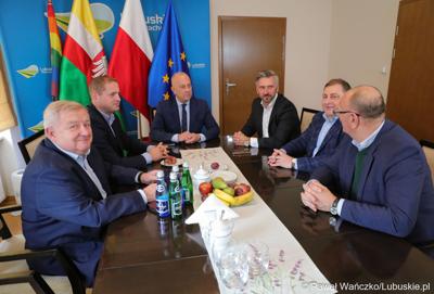 Pierwsze spotkanie Zarządu Województwa Lubuskiego po wyborach. Od lewej:  Członek Zarządu Tadeusz Jędrzejczak, Wicemarszałek Łukasz Porycki, Marszałek Marcin Jabłoński, Poseł na Sejm RP Waldemar Sługocki, Członek Zarządu Grzegorz Potęga oraz Wicemarszałek Stanisław Tomczyszyn.