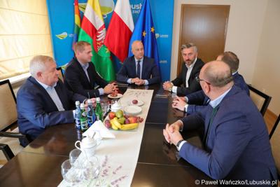 Pierwsze spotkanie Zarządu Województwa Lubuskiego po wyborach. Od lewej:  Członek Zarządu Tadeusz Jędrzejczak, Wicemarszałek Łukasz Porycki, Marszałek Marcin Jabłoński, Poseł na Sejm RP Waldemar Sługocki, Członek Zarządu Grzegorz Potęga oraz Wicemarszałek Stanisław Tomczyszyn.