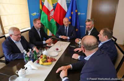 Pierwsze spotkanie Zarządu Województwa Lubuskiego po wyborach. Od lewej:  Członek Zarządu Tadeusz Jędrzejczak, Wicemarszałek Łukasz Porycki, Marszałek Marcin Jabłoński, Poseł na Sejm RP Waldemar Sługocki, Członek Zarządu Grzegorz Potęga oraz Wicemarszałek Stanisław Tomczyszyn.