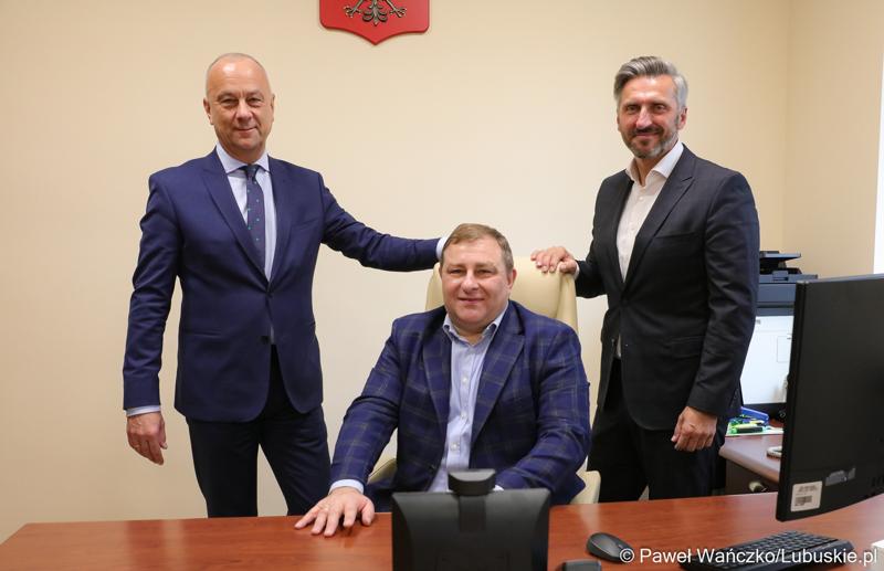 Członek Zarządu Województwa Lubuskiego Grzegorz Potęga (w środku), Marszałek Marcin Jabłoński oraz Poseł na Sejm RP Waldemar Sługocki.