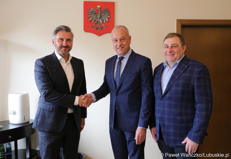 Marszałek Marcin Jabłoński (w środku), Poseł na Sejm RP Waldemar Sługocki (z lewej) oraz Członek Zarządu Grzegorz Potęga