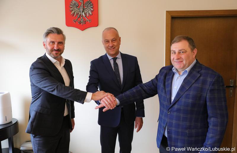 Marszałek Marcin Jabłoński (w środku), Poseł na Sejm RP Waldemar Sługocki (z lewej) oraz Członek Zarządu Grzegorz Potęga