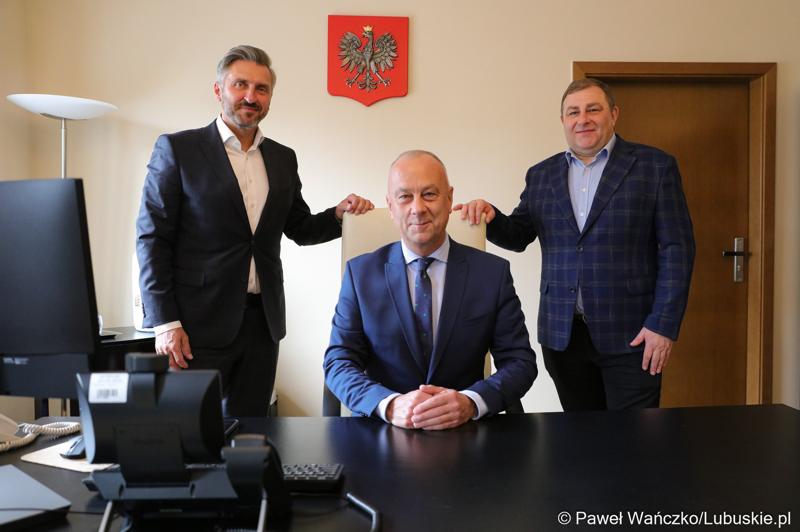 Marszałek Marcin Jabłoński (w środku), Poseł na Sejm RP Waldemar Sługocki (z lewej) oraz Członek Zarządu Grzegorz Potęga