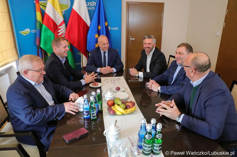Pierwsze spotkanie Zarządu Województwa Lubuskiego po wyborach. Od lewej:  Członek Zarządu Tadeusz Jędrzejczak, Wicemarszałek Łukasz Porycki, Marszałek Marcin Jabłoński, Poseł na Sejm RP Waldemar Sługocki, Członek Zarządu Grzegorz Potęga oraz Wicemarszałek Stanisław Tomczyszyn.