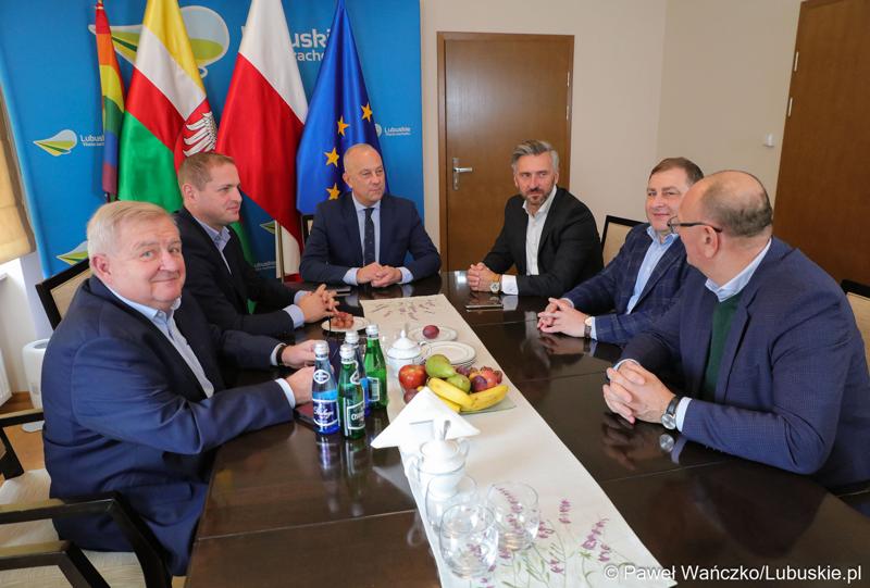 Pierwsze spotkanie Zarządu Województwa Lubuskiego po wyborach. Od lewej:  Członek Zarządu Tadeusz Jędrzejczak, Wicemarszałek Łukasz Porycki, Marszałek Marcin Jabłoński, Poseł na Sejm RP Waldemar Sługocki, Członek Zarządu Grzegorz Potęga oraz Wicemarszałek Stanisław Tomczyszyn.