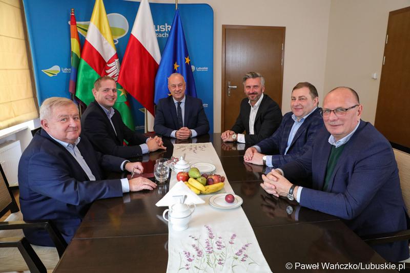 Pierwsze spotkanie Zarządu Województwa Lubuskiego po wyborach. Od lewej:  Członek Zarządu Tadeusz Jędrzejczak, Wicemarszałek Łukasz Porycki, Marszałek Marcin Jabłoński, Poseł na Sejm RP Waldemar Sługocki, Członek Zarządu Grzegorz Potęga oraz Wicemarszałek Stanisław Tomczyszyn.