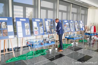 Wystawa poświęcona Sybirakom - Wicemarszałek Łukasz Porycki