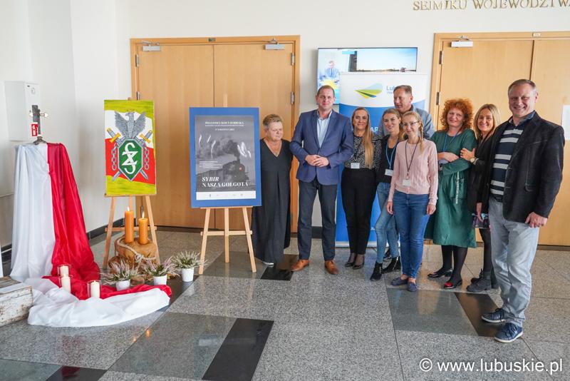 Wystawa poświęcona Sybirakom - Wicemarszałek Łukasz Porycki wraz z Departamentem Infrastruktury Społecznej UMWL
