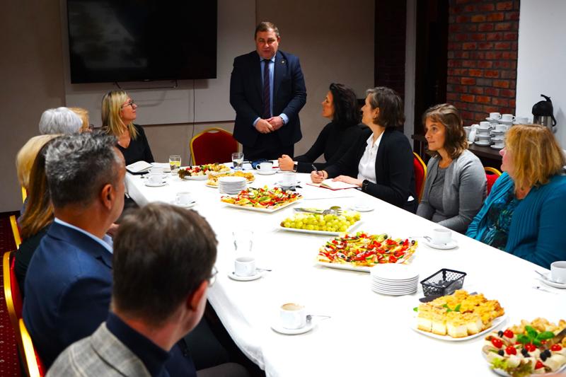 W piątek, 27 października 2023 r. członek Zarządu Województwa Lubuskiego Grzegorz Potęga spotkał się z przedstawicielami lubuskich jednostek ochrony zdrowia
