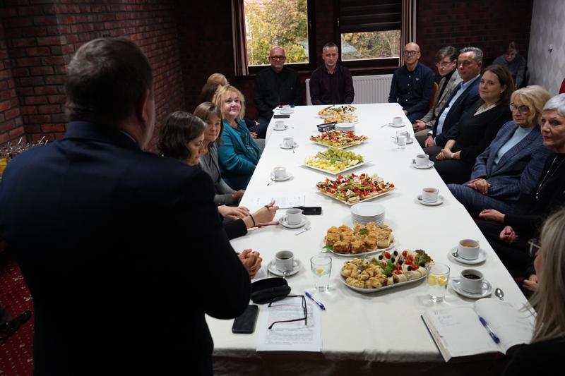 W piątek, 27 października 2023 r. członek Zarządu Województwa Lubuskiego Grzegorz Potęga spotkał się z przedstawicielami lubuskich jednostek ochrony zdrowia