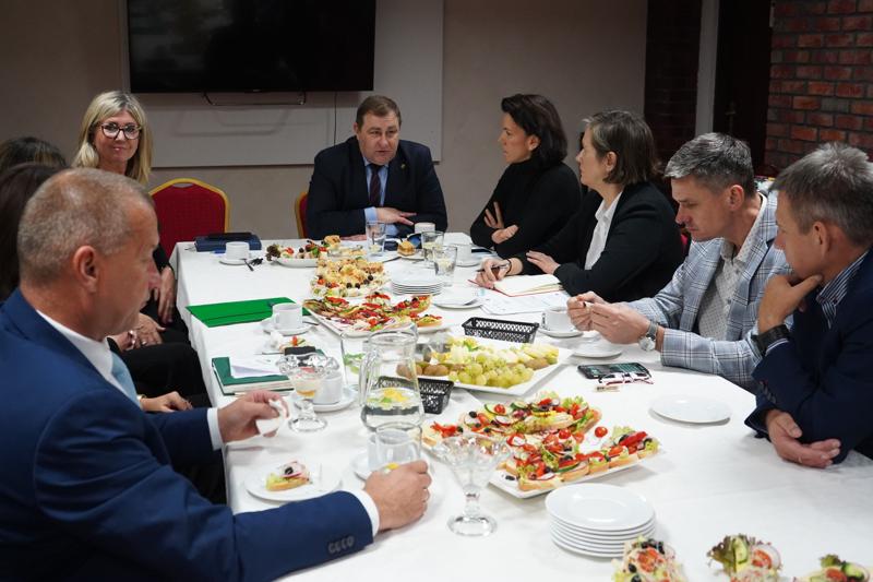 27 października 2023 r. członek Zarządu Województwa Lubuskiego Grzegorz Potęga wspólnie z władzami czterech szpitalnych spółek w regionie omówił sprawy dotyczące funkcjonowania systemu ochrony zdrowia
