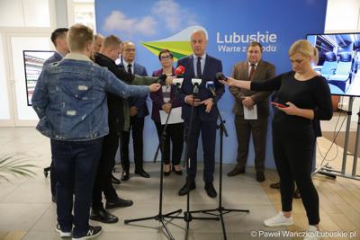 Marszałek Województwa Lubuskiego Marcin Jabłoński przemawia na konferencji prasowej dot. zakupu dwóch szynobusów do przewozów regionalnych