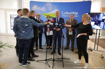 Marszałek Województwa Lubuskiego Marcin Jabłoński przemawia na konferencji prasowej dot. zakupu dwóch szynobusów do przewozów regionalnych