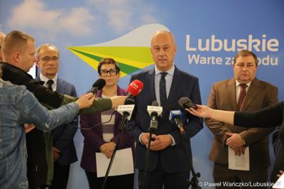 Marszałek Województwa Lubuskiego Marcin Jabłoński przemawia na konferencji prasowej dot. zakupu dwóch szynobusów do przewozów regionalnych