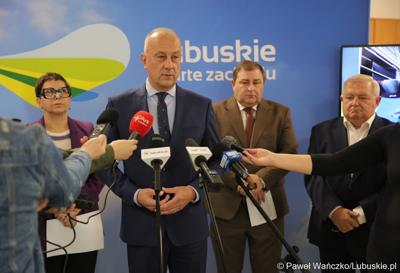 Marszałek Województwa Lubuskiego Marcin Jabłoński przemawia na konferencji prasowej dot. zakupu dwóch szynobusów do przewozów regionalnych
