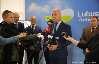Marszałek Województwa Lubuskiego Marcin Jabłoński przemawia na konferencji prasowej dot. zakupu dwóch szynobusów do przewozów regionalnych