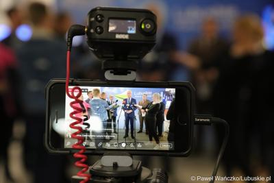 Uczestnicy konferencji prasowej dot. zakupu dwóch szynobusów do przewozów regionalnych