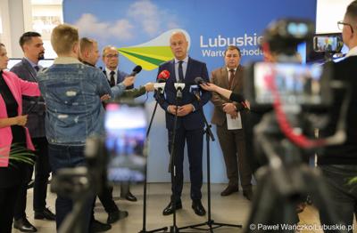 Marszałek Województwa Lubuskiego Marcin Jabłoński przemawia na konferencji prasowej dot. zakupu dwóch szynobusów do przewozów regionalnych