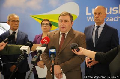 Członek Zarządu Województwa Lubuskiego Grzegorz Potęga przemawia na konferencji prasowej dot. zakupu dwóch szynobusów do przewozów regionalnych