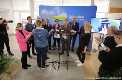 Członek Zarządu Województwa Lubuskiego Grzegorz Potęga przemawia na konferencji prasowej dot. zakupu dwóch szynobusów do przewozów regionalnych