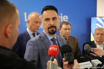 Sławomir Kotylak, dyrektor Departamentu Infrastruktury i Komunikacji Urzędu Marszałkowskiego Województwa Lubuskiego przemawia podczas konferencji prasowej dot. zakupu dwóch szynobusów do przewozów regionalnych