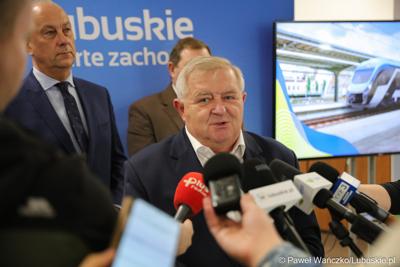 Członek Zarządu Województwa Lubuskiego Tadeusz Jędrzejczak przemawia na konferencji prasowej dot. zakupu dwóch szynobusów do przewozów regionalnych