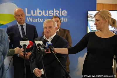 Członek Zarządu Województwa Lubuskiego Tadeusz Jędrzejczak przemawia na konferencji prasowej dot. zakupu dwóch szynobusów do przewozów regionalnych