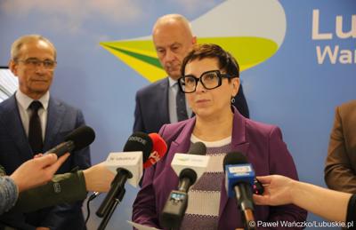 Posłanka na Sejm RP Krystyna Sibińska przemawia na konferencji prasowej dot. zakupu dwóch szynobusów do przewozów regionalnych