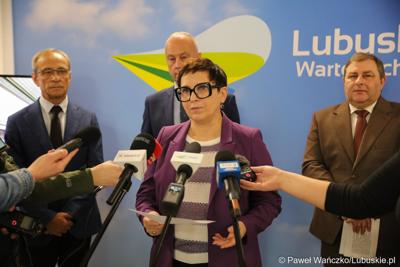 Posłanka na Sejm RP Krystyna Sibińska przemawia na konferencji prasowej dot. zakupu dwóch szynobusów do przewozów regionalnych