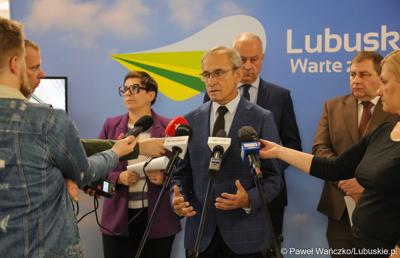 Wiceprzewodniczący Sejmiku Województwa Lubuskiego Mirosław Marcinkiewicz przemawia na konferencji prasowej dot. zakupu dwóch szynobusów do przewozów regionalnych