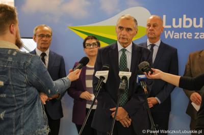 Wiceprzewodniczący Sejmiku Województwa Lubuskiego Jerzy Wierchowicz przemawia na konferencji prasowej dot. zakupu dwóch szynobusów do przewozów regionalnych