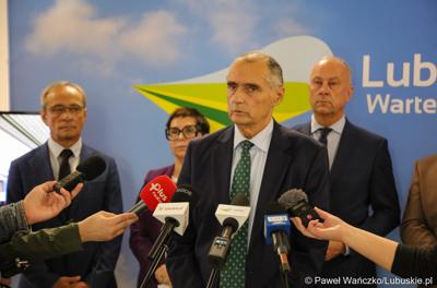 Wiceprzewodniczący Sejmiku Województwa Lubuskiego Jerzy Wierchowicz przemawia na konferencji prasowej dot. zakupu dwóch szynobusów do przewozów regionalnych