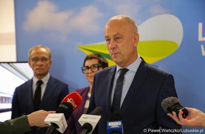 Marszałek Województwa Lubuskiego Marcin Jabłoński przemawia na konferencji prasowej dot. zakupu dwóch szynobusów do przewozów regionalnych