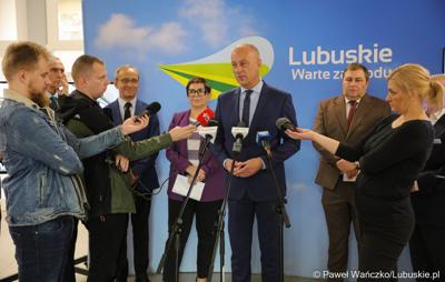 Marszałek Województwa Lubuskiego Marcin Jabłoński przemawia na konferencji prasowej dot. zakupu dwóch szynobusów do przewozów regionalnych