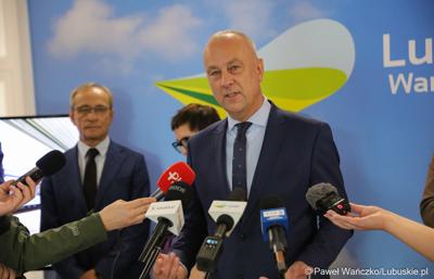 Marszałek Województwa Lubuskiego Marcin Jabłoński przemawia na konferencji prasowej dot. zakupu dwóch szynobusów do przewozów regionalnych