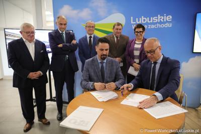 Uczestnicy konferencji prasowej dot. zakupu dwóch szynobusów do przewozów regionalnych
