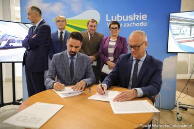 Uczestnicy konferencji prasowej dot. zakupu dwóch szynobusów do przewozów regionalnych