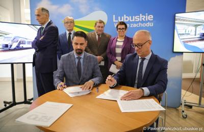 Uczestnicy konferencji prasowej dot. zakupu dwóch szynobusów do przewozów regionalnych