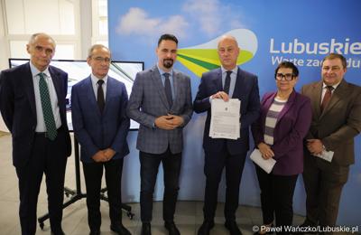 Uczestnicy konferencji prasowej dot. zakupu dwóch szynobusów do przewozów regionalnych