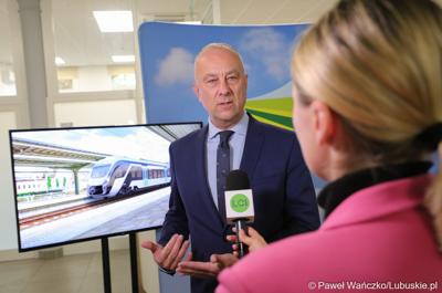 Marszałek Województwa Lubuskiego Marcin Jabłoński udziela wywiadu po konferencji prasowej dot. zakupu dwóch szynobusów do przewozów regionalnych