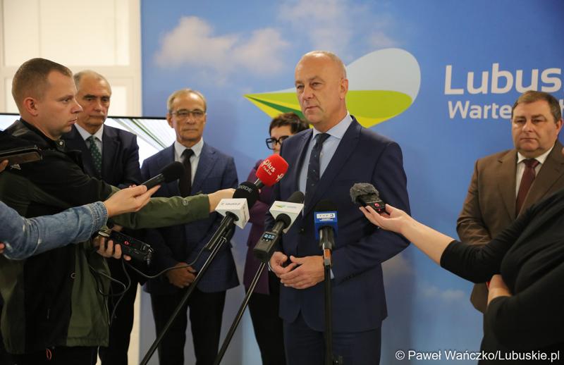 Marszałek Województwa Lubuskiego Marcin Jabłoński przemawia na konferencji prasowej dot. zakupu dwóch szynobusów do przewozów regionalnych